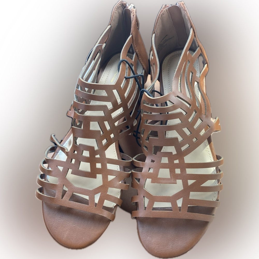 NWT Liz Claiborne Sandals Cognac Size 7